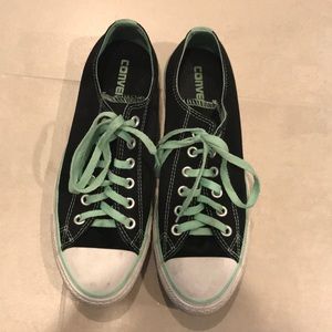 Two-toned low top converse sneaker